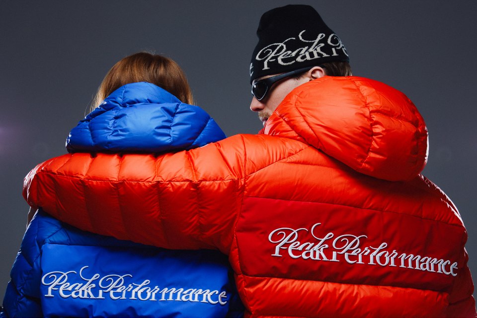 Zwei Models in roten und blauen Peak Performance 40Y Daunenjacken
